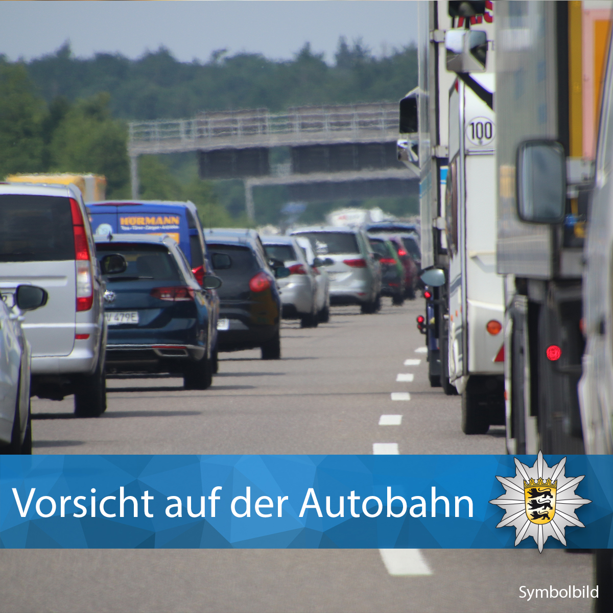 Symbolbild eines Staus wobei keine richtige Rettungsgasse gebildet wird. Blauer Banner mit Polizeistern im unteren Drittel, darauf der Text: Vorsicht auf der Autobahn.